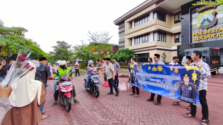 Polresta-Sidoarjo-Gandeng-Mahasiswa-Berbagi-Takjil-untuk-Masyarakat